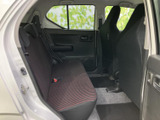 後席は窓から光が入り、落ち着いて過ごしやすい空間です。前席との間にも足元のスペースが確保され、座面の赤いラインが室内の雰囲気にさりげなく彩りを加えます。