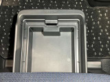 助手席シートアンダーボックス(車検証収納トレイ付)!大容量で前席からも後席からも引き出し可能!