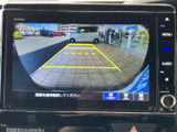 後方の様子とガイド線を画面で確認でき、駐車時の距離感や車の向きを把握する目安になります。周囲を直接確認しながら、車庫入れや狭い場所での駐車をサポートします。
