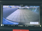 後方の様子を画面で確認でき、駐車時の周囲確認をサポートします。ガイド線の表示もあり、車庫入れや狭い場所での後退時に、後方の位置関係を把握しやすくなります。