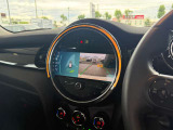 後方の映像を車載画面に表示するバックカメラ。駐車や車庫入れをサポートし、ガイドラインで距離や角度を確認でき、安全でスムーズな運転を助けます。