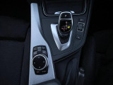 【シフトノブ】BMWの高性能オートマチックは、ATセレクトレバーを左側に倒すことで、通常の「D」から「S」(スポーツ)または「M」(マニュアル)へと切り替えが可能です