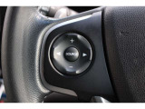 ハンドル左部分でオーディオ操作が可能。そのため、運転中でも目線をずらさずに安全運転♪スマートフォンを接続してハンズフリー通話も可能です。