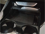 【置き型充電器】置き型充電に対応しております。お持ちの携帯電話が置き型充電器対応でしたら、充電コードの必要なく、すっきりとした車内のまま携帯の充電が可能です。