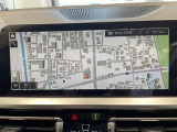 BMWのナビゲーションは操作性も良く、詳細な地図情報と交通状況を見やすく表示し、快適なドライビングをサポートしながら目的地までナビゲートします。