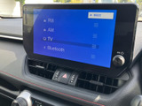 FM・AMラジオやテレビ、Bluetoothなどの選択肢が画面に並び、使いたい音源を見つけやすい表示です。メニューが整理されており、日常の音楽鑑賞にも活用できます。