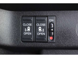 リヤドアは両側パワースライドドアで、開閉には運転席のスイッチ、またはスライドドアのドアハンドルを少し引くだけで自動開閉します。