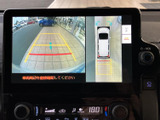 後方映像に加えて車両周辺の俯瞰表示も確認でき、駐車時の周囲確認をサポートします。ガイド線も表示されるため、目安を把握しながら慎重に駐車操作を行えます。