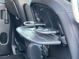 後部座席にはドリンクホルダーを備えたテーブルも装備しております♪とても嬉しい装備ですね☆
