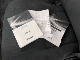 メンテナンスノート、取扱説明書ですね。 車の情報が凝縮されています。 車の整備記録が記載されている大事な物ですよ。