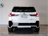 BMWのテールランプはプレスラインへと続く形状のため、統一感のある綺麗なラインを演出しております。