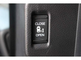 リア右側はパワースライドドアで、開閉には運転席のスイッチ、またはスライドドアのドアハンドルを少し引くだけで自動開閉します。