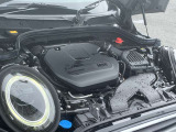 MINIの心臓部であるエンジンは、納車前に専任メカニックが丁寧に点検・整備を実施。細部までしっかり確認し、ベストなコンディションでお届けしますので、安心して快適なドライブをお楽しみいただけます。