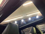 【パノラマルーフ】大型のガラスルーフ搭載で車内の解放感が一気にアップ!開放的なドライブをお楽しみいただけます。