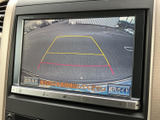 後方の様子を画面で確認でき、駐車時の周囲確認をサポートします。ガイド線も表示されるため、車庫入れや狭い場所での後退時に役立つ装備です。