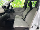前席は視界が広く、運転席側からも助手席側からも周囲を確認しやすいレイアウトです。明るい色合いのシートが室内に馴染み、座面と背もたれの形状が日々の移動を心地よく支えます。