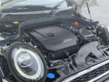 MINIの心臓部であるエンジンは、納車前に専任メカニックが丁寧に点検・整備を実施。細部までしっかり確認し、ベストなコンディションでお届けしますので、安心して快適なドライブをお楽しみいただけます。