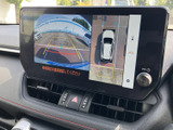 後方映像に加えて車両周辺の表示も確認でき、駐車時の周囲確認をサポートします。画面のガイド表示を目安にしながら、車庫入れや幅寄せを行う際に役立ちます。