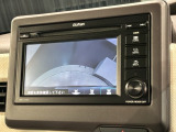 リバースギアに入れるだけで後方の表示へ切り替わります。夜間や雨の日の駐車も楽になりますよ。
