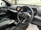 【BMWの伝統】BMWの特徴的な&ldquo;キドニーグリル&rdquo;は、80年以上続く伝統の形でございます。変わらないこだわりのデザインが、プレミアムブランド&ldquo;BMW&rdquo;を創り出します。