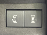 【両側パワースライドドア】スマートキーや運転席のスイッチで後席両側スライドドアの開閉が可能♪電動だから力を入れてドアを開ける必要が無く、小さなお子様でも簡単に開け閉めでき快適です♪