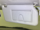 サンバイザーには、身だしなみを整える際に便利なバニティミラーが付いています。