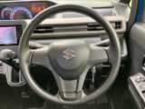 握りやすい円形のステアリングを採用し、運転席で自然に手を添えられる形状です。メーターや前方を見渡しやすい位置にあり、日々の移動を快適にサポートしてくれます。