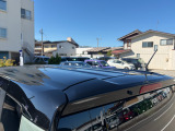目立つキズ凹み等はありませんが、中古車という商品の特性ルーフには子キズや塗装しみがあります