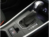 親しみやすいシフトです。 坂道や信号の多い日本では操作が簡単でいいです。 シフトチェンジしやすい所に配置されているので操作し易いですよ。