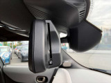 ETC2.0一体型の自動防眩機能付きバックミラー。後続車のヘッドライトの眩しさをセンサーで検知し、自動で減光して視界を快適に保ちます。夜間運転の疲労軽減と安全性向上に貢献する便利なアイテムです。