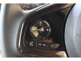 ハンドル左部分でオーディオ操作が可能。そのため、運転中でも目線をずらさずに安全運転♪スマートフォンを接続してハンズフリー通話も可能です。