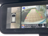 後方の映像に加え、車両周辺を上から捉えた表示も確認でき、駐車時の周囲確認をサポートします。画面のガイド表示も目安にしながら、車庫入れや狭い場所での操作に役立ちます。