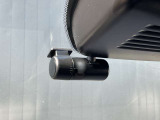 【ドライブレコーダー搭載車!】 前方と車内と後方を録画できるドライブレコーダーも装着されていますので安心して快適なドライブが楽しめますね。