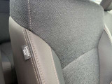 アームレスト付きの運転席は