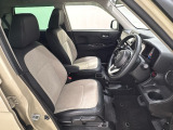 座面も厚みがあり背もたれも高く、広い足元にゆったり座れるシートです。運転席と助手席の間が空いている為、助手席側への移動がスムーズです。交通量の多い道でも助手席側から乗り降りができます。