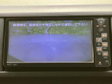 後退時の映像を画面で確認でき、後方の様子を見ながら駐車する際に役立ちます。画面には後方確認を促す案内も表示され、駐車時の目視確認をサポートしてくれる装備です。