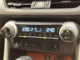 左右独立温度コントロールフルオートエアコンです。運転席、助手席それぞれで独立して温度設定ができます。冷え性の方が乗っても安心ですね♪