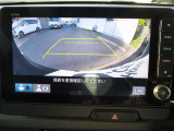 マルチビューカメラで車の周囲を映像で確認できます。駐車場や見通しの悪い交差点などナビ画面に映し出します。