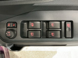 狭い駐車場で便利な電動格納ドアミラーが付いています。