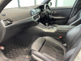 スポーツシートになっておりますので、ドライバーの身体をホールドし、安定したドライビング姿勢をサポート致します。日常的な運転でも、長時間にわたる運転でも快適な姿勢を保つための設計になっております。