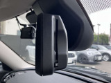 【ETC一体型ルームミラー】視認性の高いルームミラー。自動防眩機能も付いています。ミラー裏側部分にETC内臓車載器を搭載しておりスタイリッシュかつ機能性を兼ね備えております。