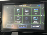 ラジオやテレビ、Bluetooth Audioなど複数の音源がメニューに並び、画面から選択できます。使いたい項目を見つけやすく、普段の音楽再生や情報確認に役立つ便利な装備です。