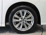 純正のアルミホイール装着車です。タイヤサイズは235/50R18です。