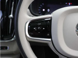 前方車を自動追従するアダプティブクルーズコントロールに加え、ステアリング操舵も行う進化型クルーズ『パイロットアシスト』を搭載。車体を車線内へと適正に維持しつつ先行車を忠実に追従します。