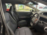 運転席の画像です。足元やシートまわりに余裕があり、リラックスした姿勢で運転が可能です。視界も良好で操作系へのアクセスもしやすく、快適で安心感のあるドライブをサポートします。