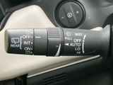 雨天時もクリアな視界を確保。操作しやすいワイパーレバーで、運転に集中できます。オート機能で快適なドライブを。