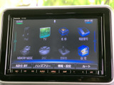 停車中にテレビ番組などの映像を楽しめる画面を備え、音楽や各種メニューも選べます。休憩時の過ごし方が広がり、表示内容を確認しながら使いやすい装備です。