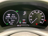 速度や燃料残量などの走行に必要な情報を、運転席からひと目で確認しやすい配置です。中央の表示部にも車両情報がまとめられ、出発前や運転中の状況把握に役立ちます。