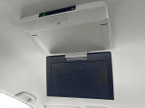 【フリップダウンモニター】大画面モニターで後席でもエンタメをお楽しみいただけます。小さなお子様にも大人気の装備です♪