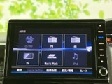 CDやラジオ、テレビ、iPodなど複数の音源が画面に表示され、使いたい項目を選びやすい構成です。普段の移動時間に合わせて、好みの音源を選べます。
